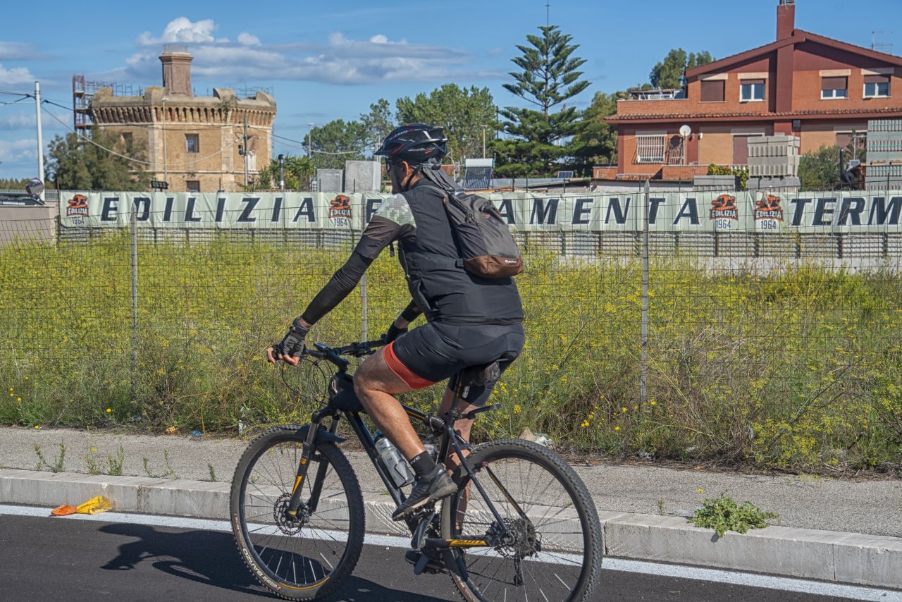 Pedala, che Enea ti guarda (e magari sorride)